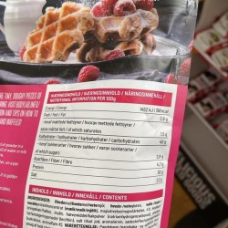 بانكيك وافل ميكس شوكولاته بيضاء وتوت العليق