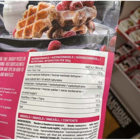 بانكيك وافل ميكس شوكولاته بيضاء وتوت العليق