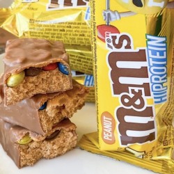 ام اند امز هاي بروتين بار بالفول السوداني 